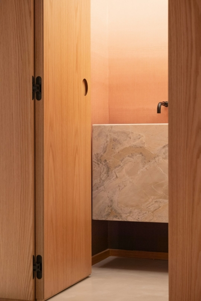 Kleine badkamer groter laten lijken met deze slimme trucs